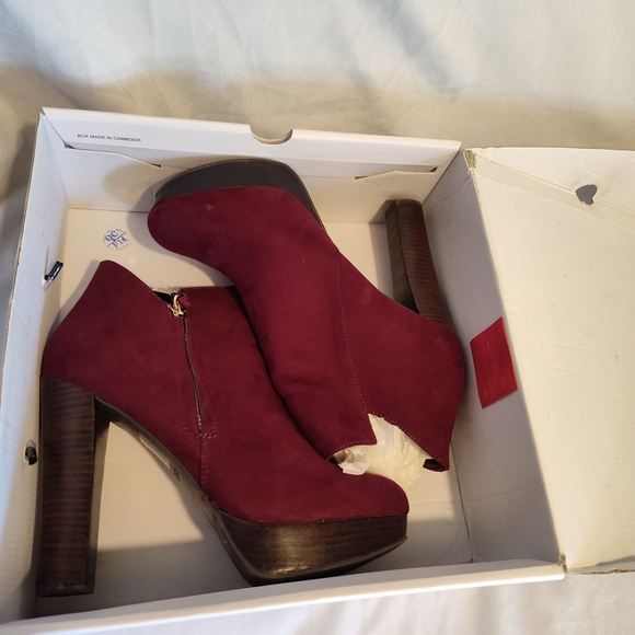 Gorgeous EUC Aldo Women's Suede Burgundy Ankle Boots With Box - Picture 4 of 4